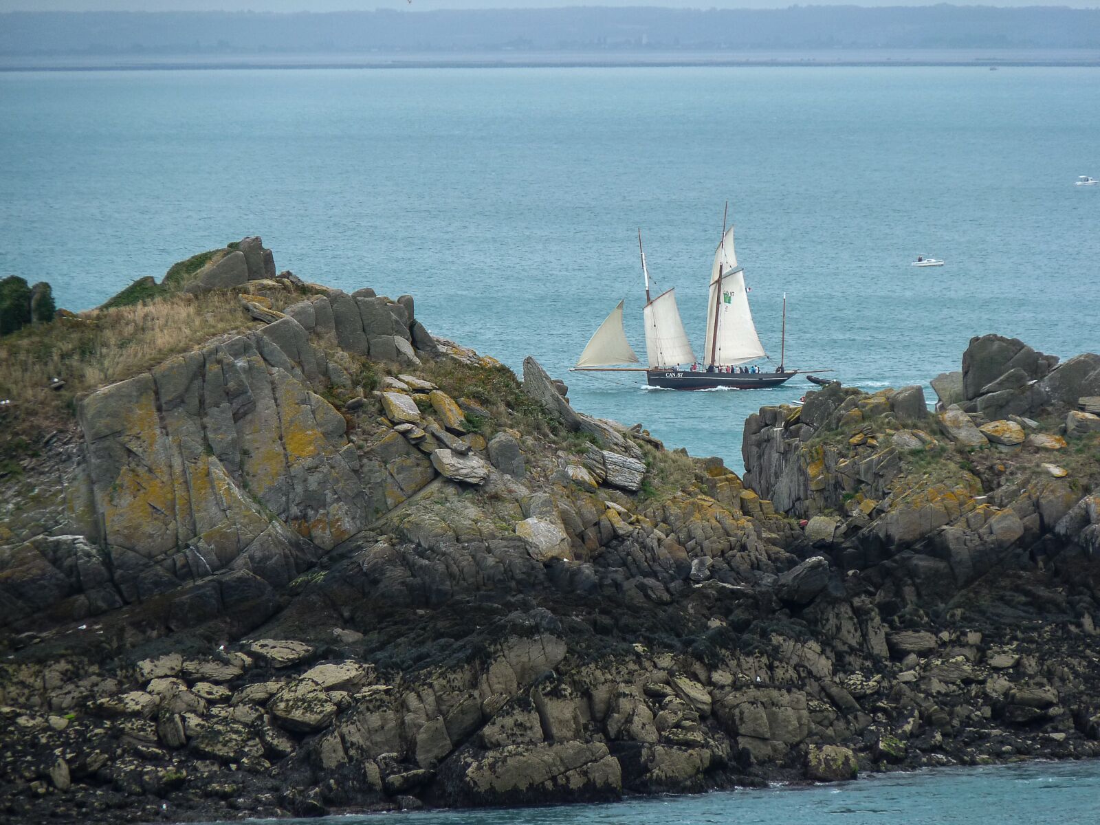 Panasonic Lumix DMC-FZ28 sample photo. Brittany, sailboat, boat photography