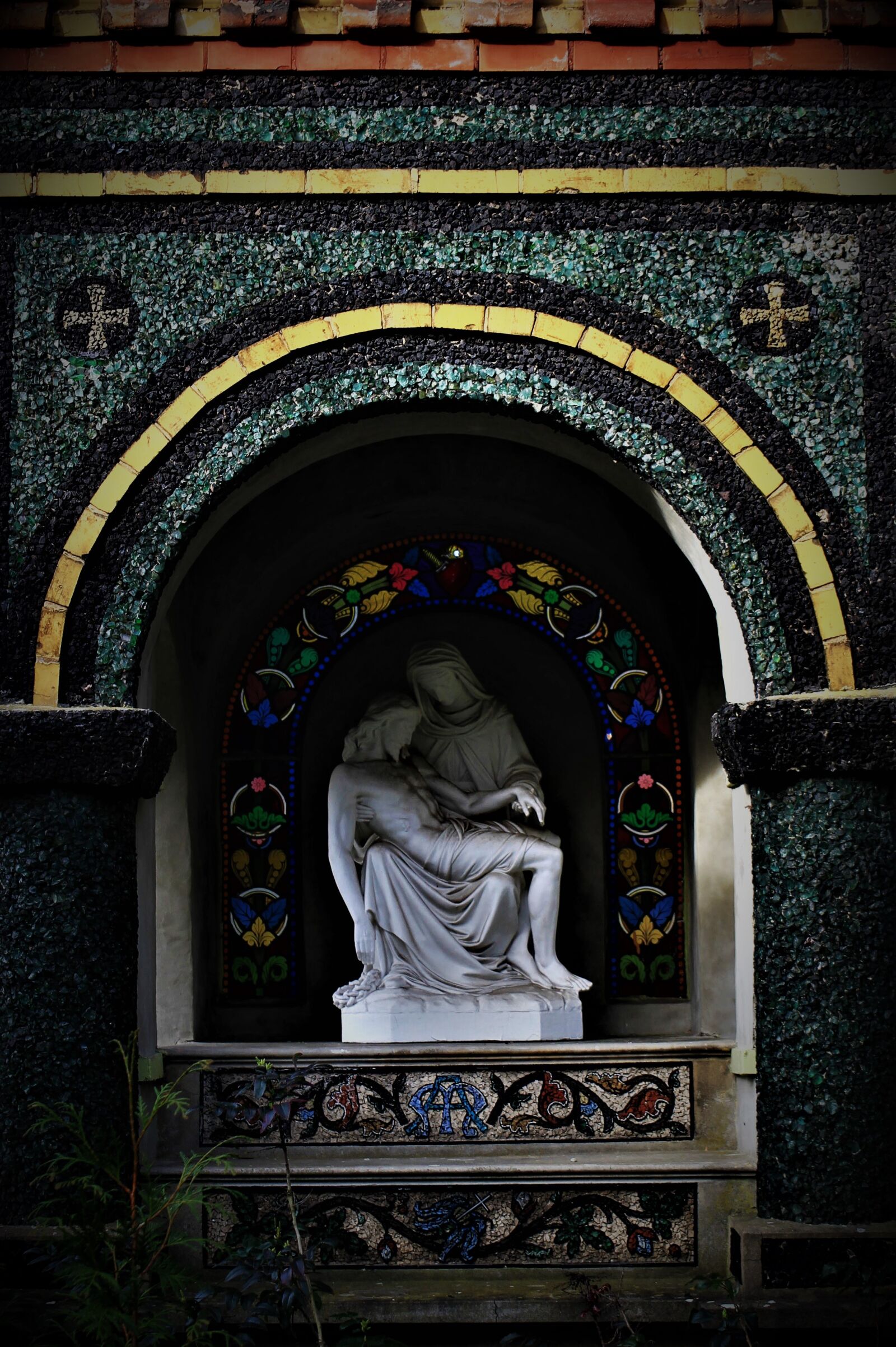 Canon EOS 7D sample photo. Monastery garden, figures, statue photography