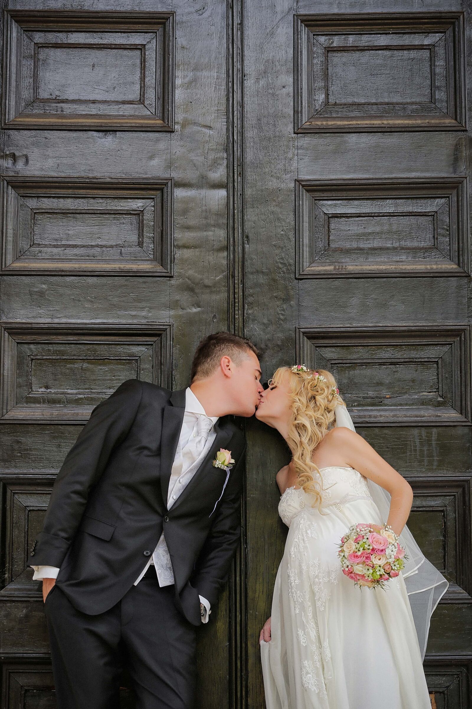 Canon EOS 5D Mark III sample photo. Front door, entrance, kiss photography