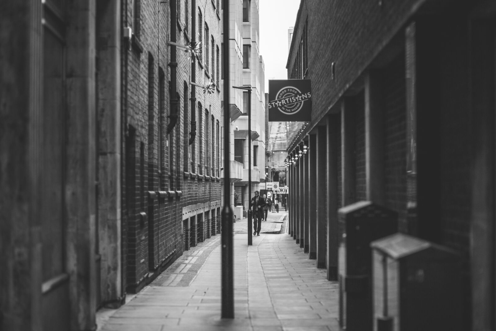 Canon EF 85mm F1.8 USM sample photo. Alley, alleyway, london, pedestrian photography