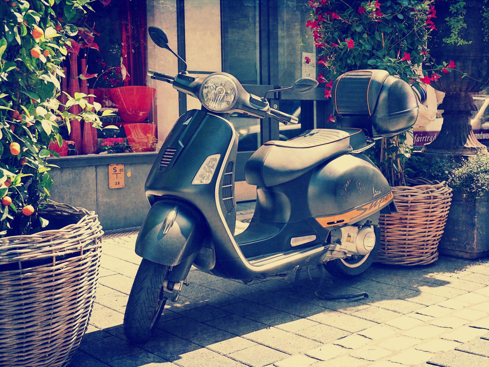 Panasonic Lumix DMC-FZ1000 sample photo. Vespa, retro, vintage photography
