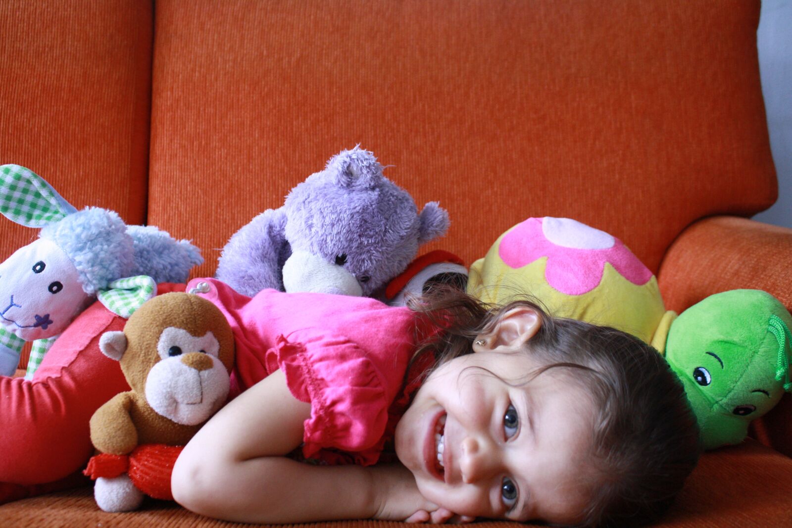 Canon EOS 1000D (EOS Digital Rebel XS / EOS Kiss F) sample photo. Girl, smile, happy photography