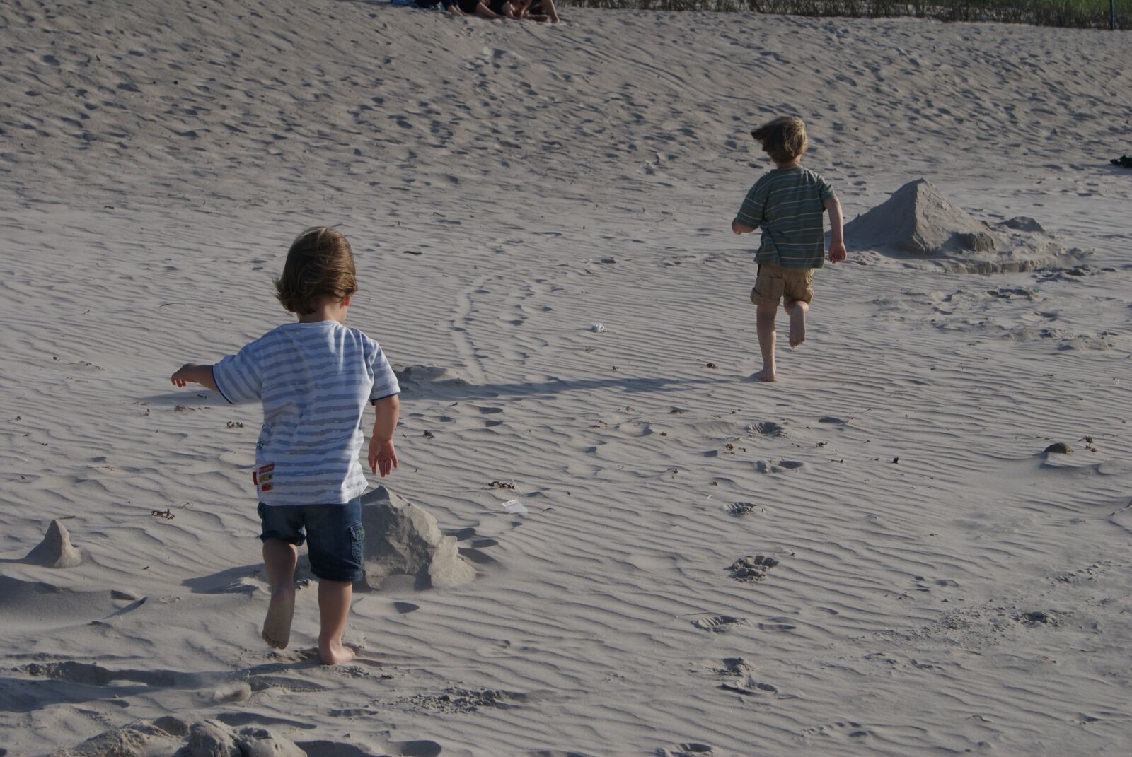 Sony Alpha DSLR-A300 sample photo. Children, beach, sand photography