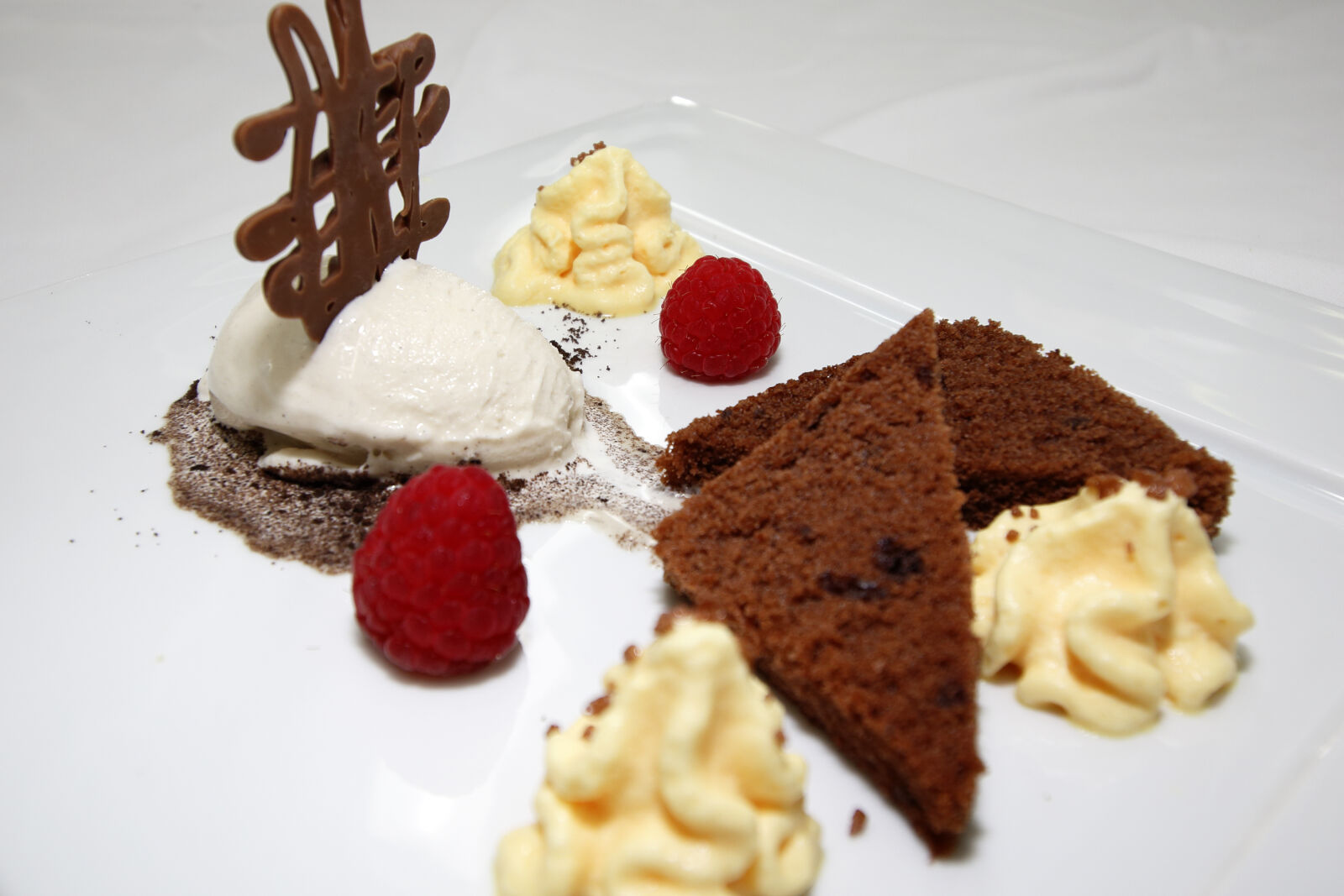 Canon EOS 70D + Canon EF-S 10-18mm F4.5–5.6 IS STM sample photo. Cake, chocolate, dessert, ice photography