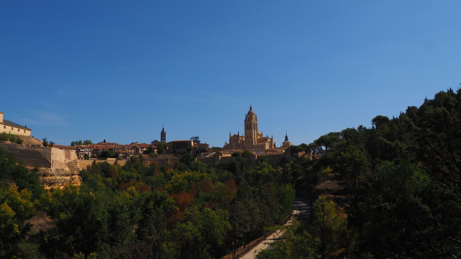 Olympus OM-D E-M10 II sample photo. Segovia, cathedral, architecture photography
