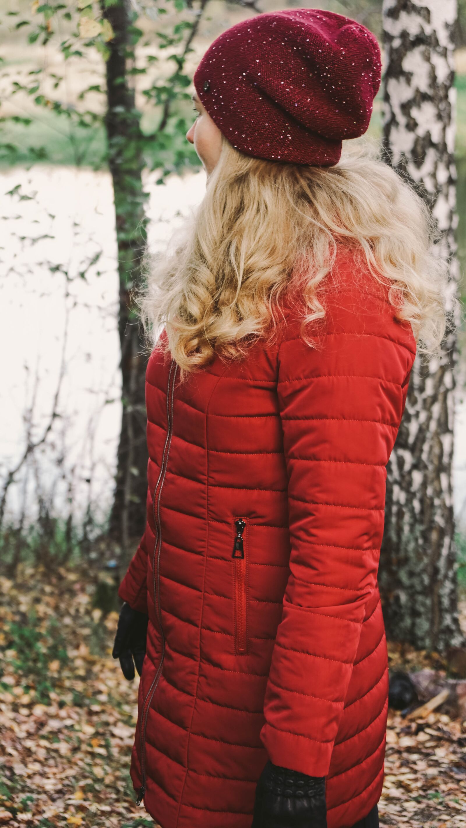 Sony a6000 + Sony Vario-Tessar T* E 16-70mm F4 ZA OSS sample photo. Girl, red, forest photography