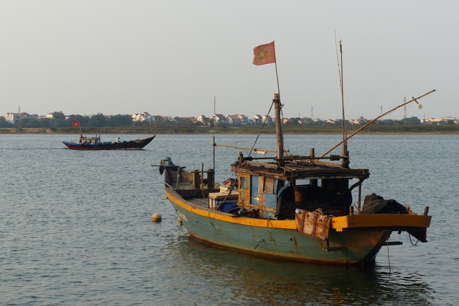Panasonic Lumix DMC-FZ200 sample photo. Vietnam, boat, fishing photography