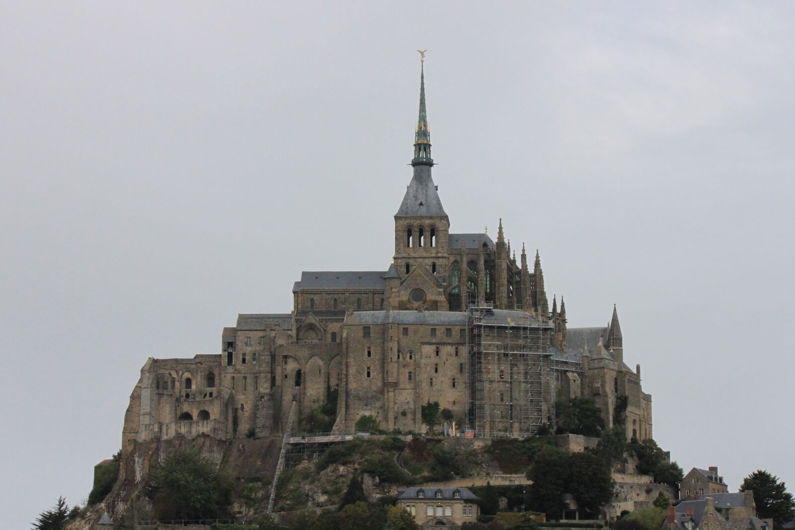 Canon EOS 500D (EOS Rebel T1i / EOS Kiss X3) sample photo. Mountain, church, castle photography