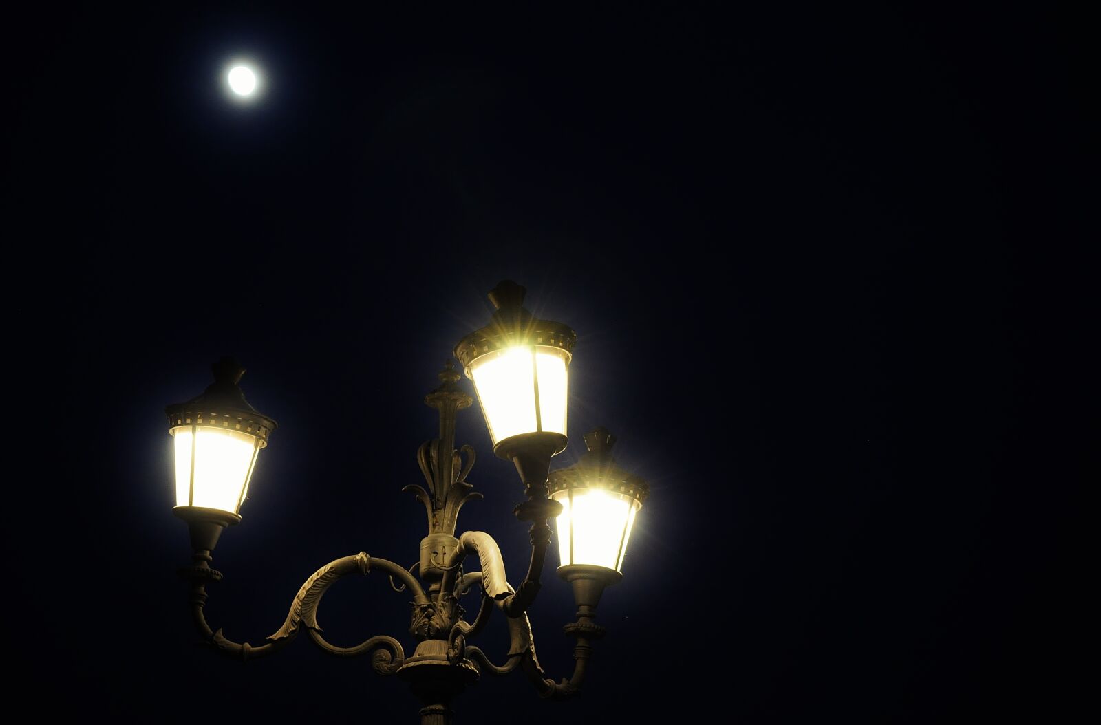Nikon D5000 sample photo. Lights, night, romantic, full photography