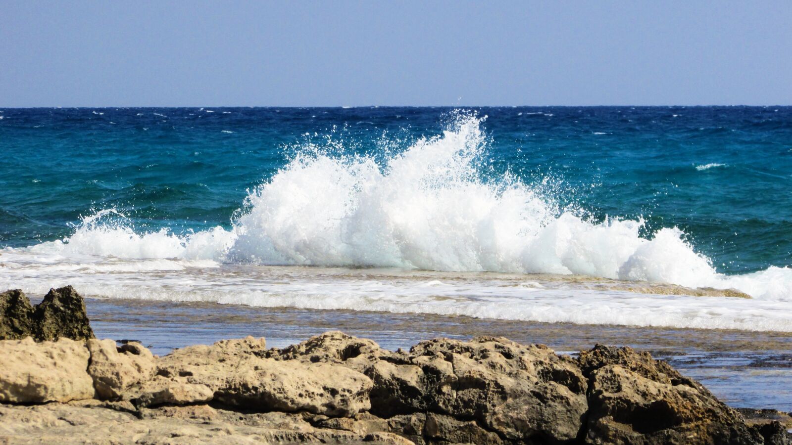 Canon PowerShot SX400 IS sample photo. Wave, smashing, spray photography