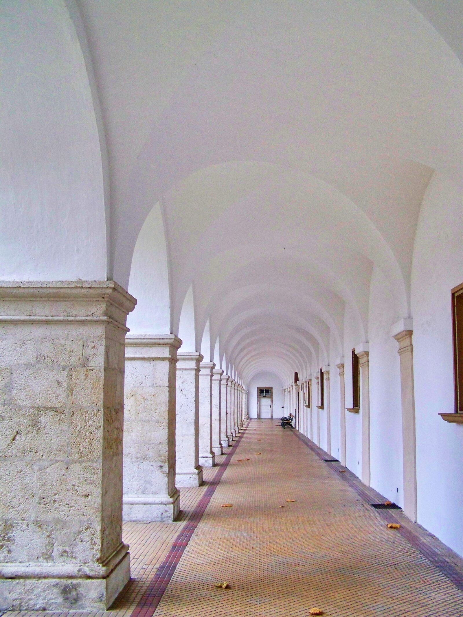 Kodak EASYSHARE ZD710 ZOOM DIGITAL CAMERA sample photo. Corridor, arches photography