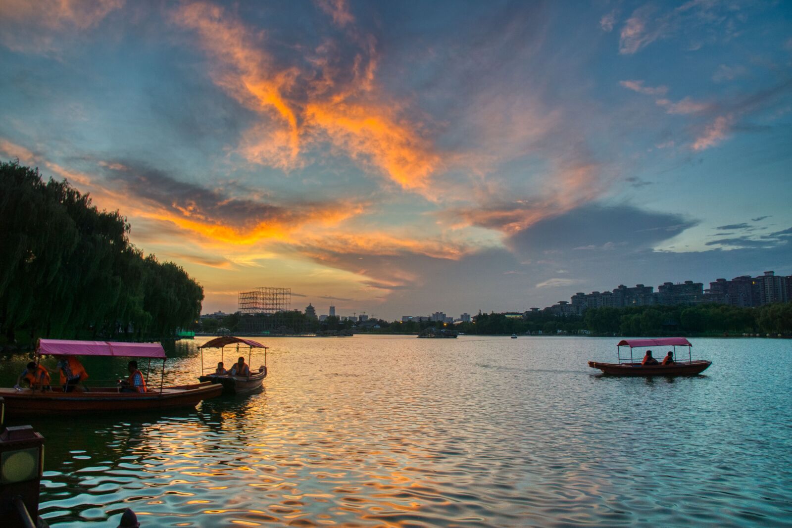Sony a6000 + Sony Vario-Tessar T* E 16-70mm F4 ZA OSS sample photo. China, xi'an, tang paradise photography