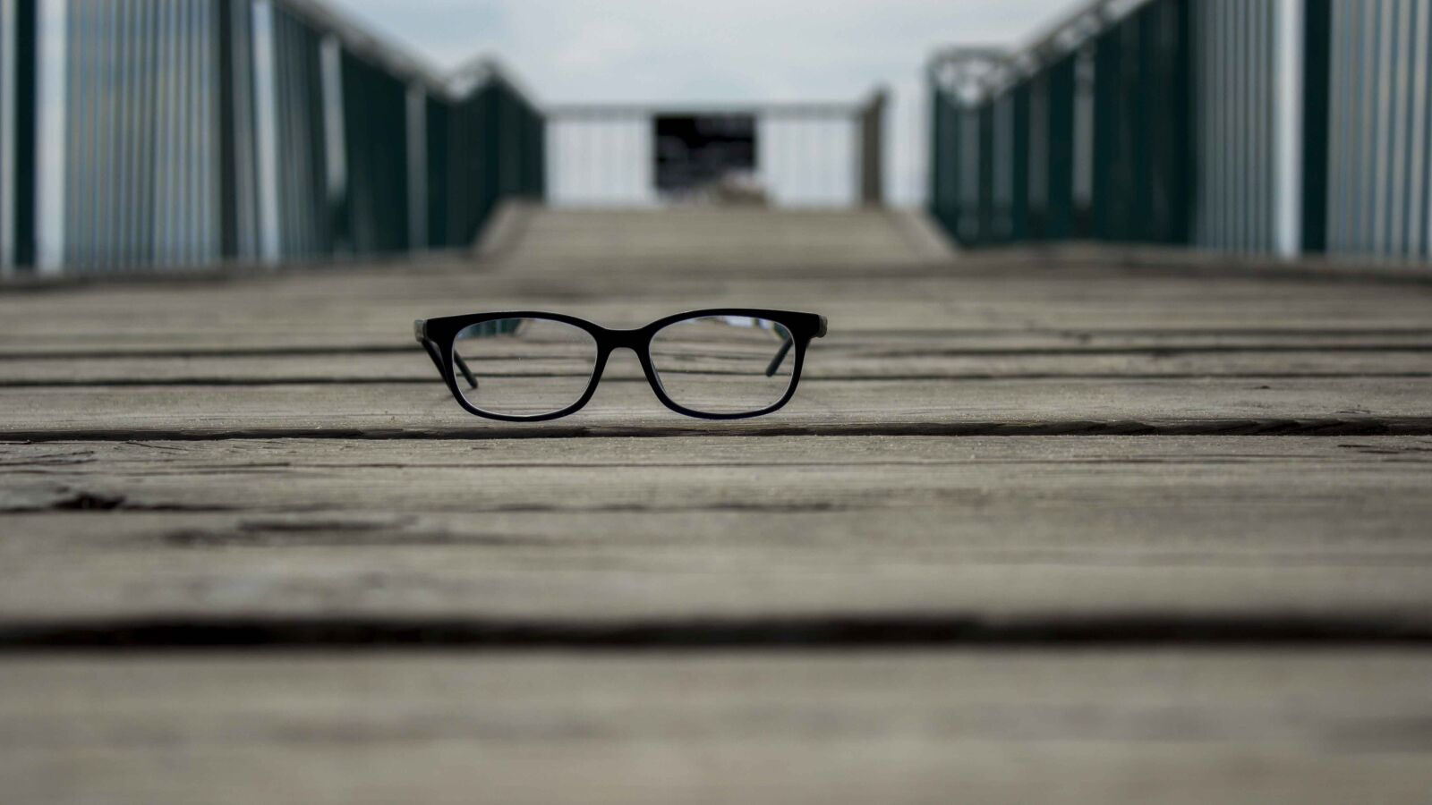 Canon EOS 1200D (EOS Rebel T5 / EOS Kiss X70 / EOS Hi) sample photo. Quay, sea, glasses photography