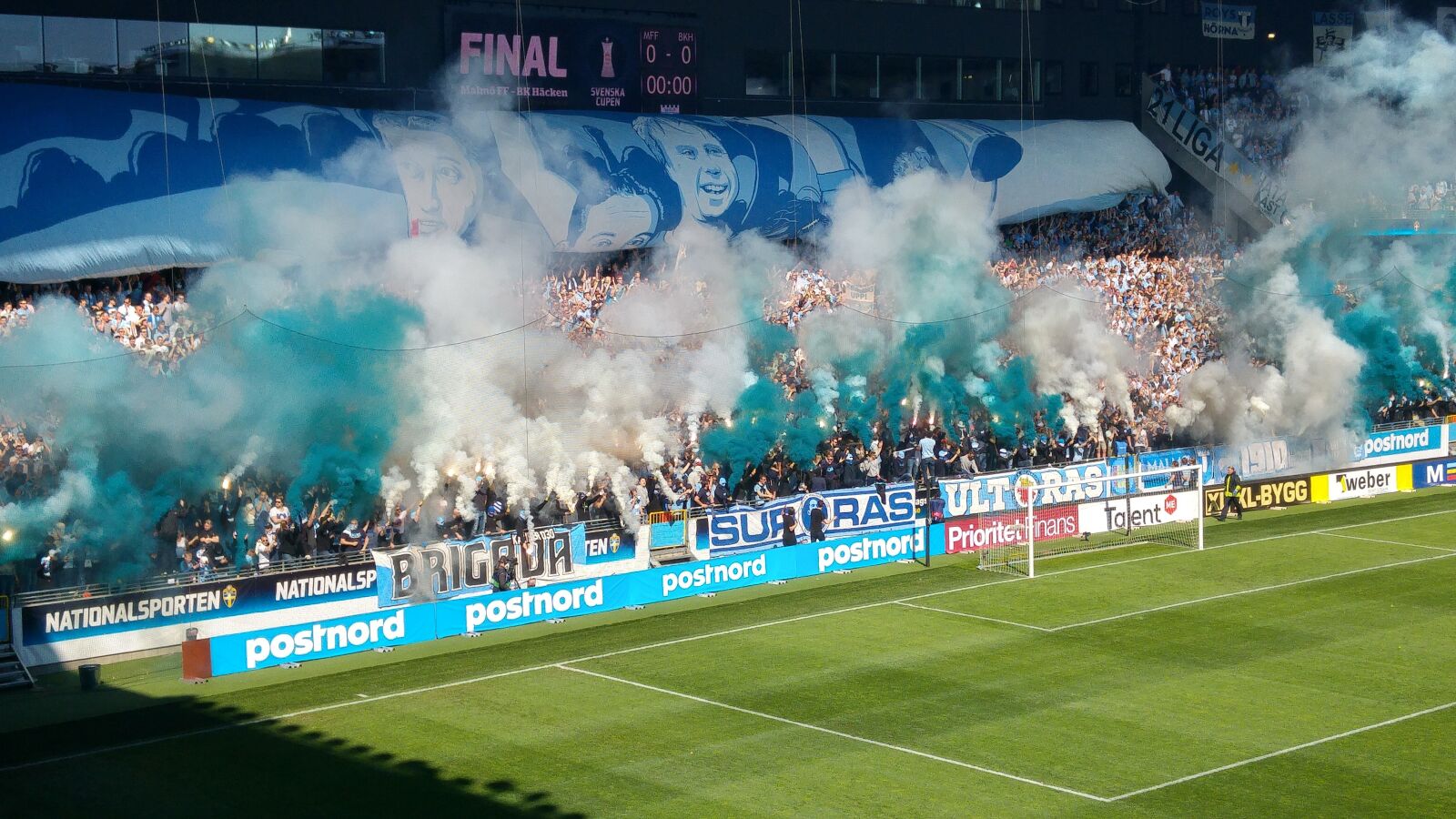 LG G4 sample photo. Soccer, fans, football photography
