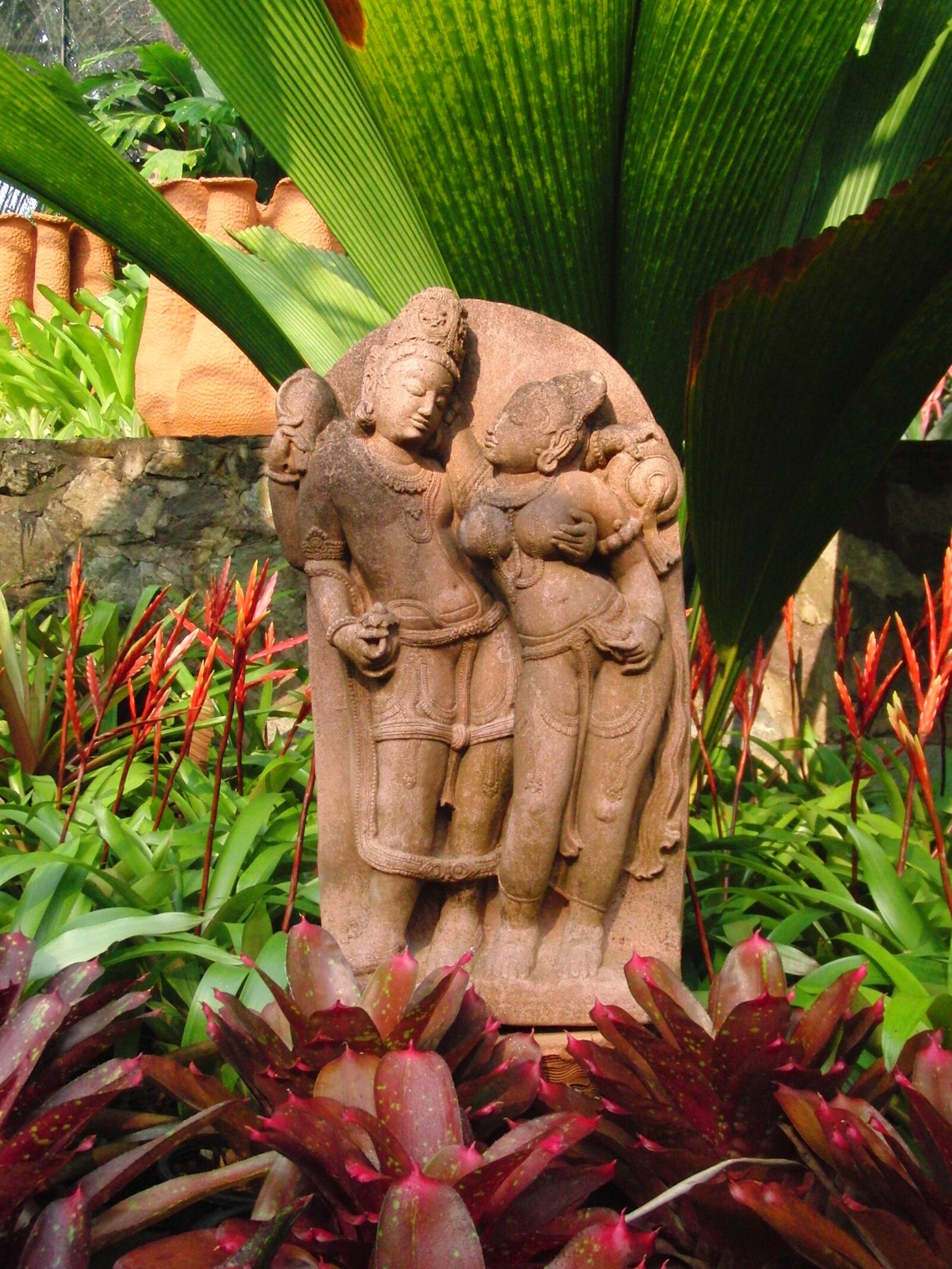 CASIO EX-FC100 sample photo. Woman and man, sculpture photography