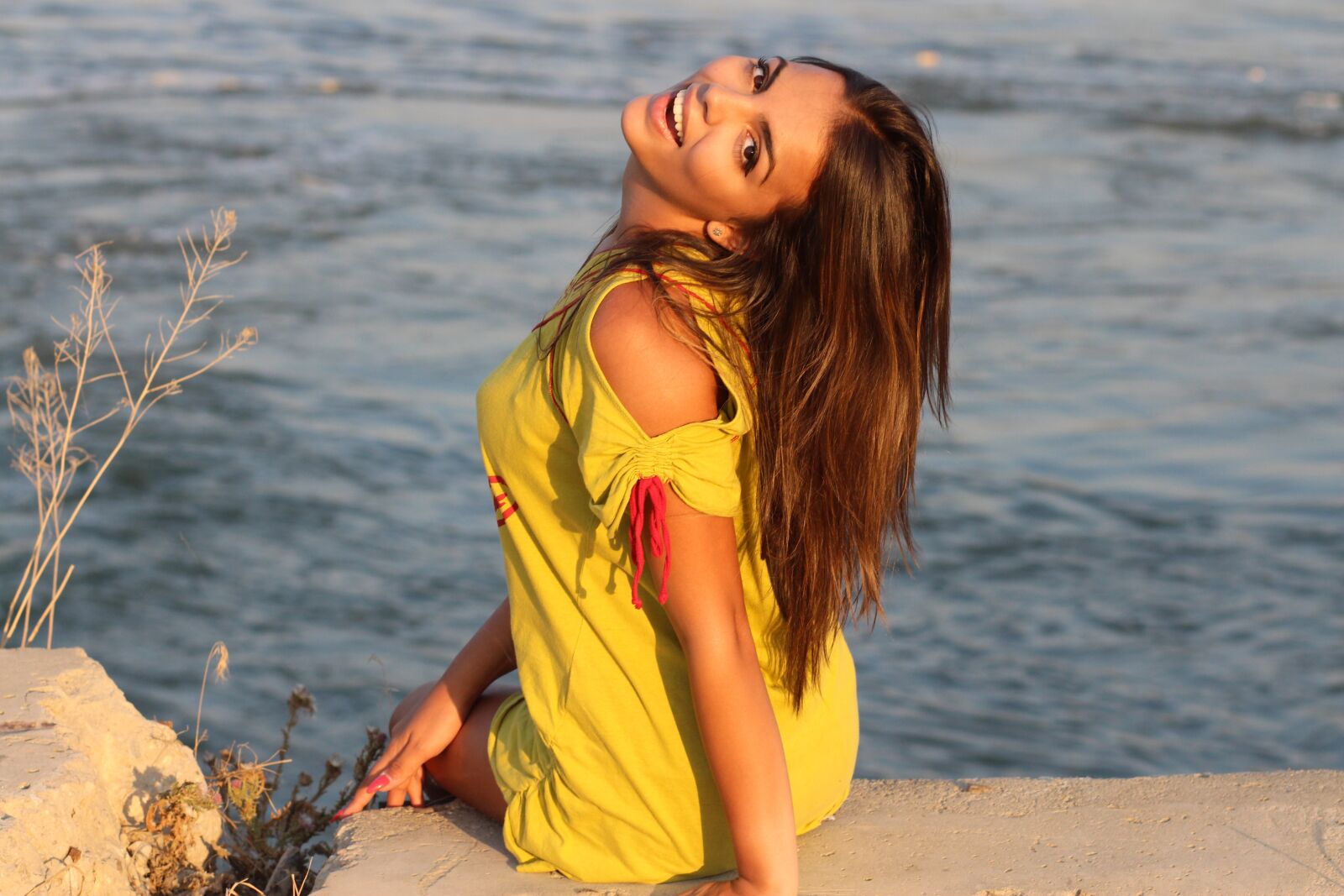 Canon EOS 700D (EOS Rebel T5i / EOS Kiss X7i) + Canon EF 85mm F1.8 USM sample photo. Girl, summer, tanned photography