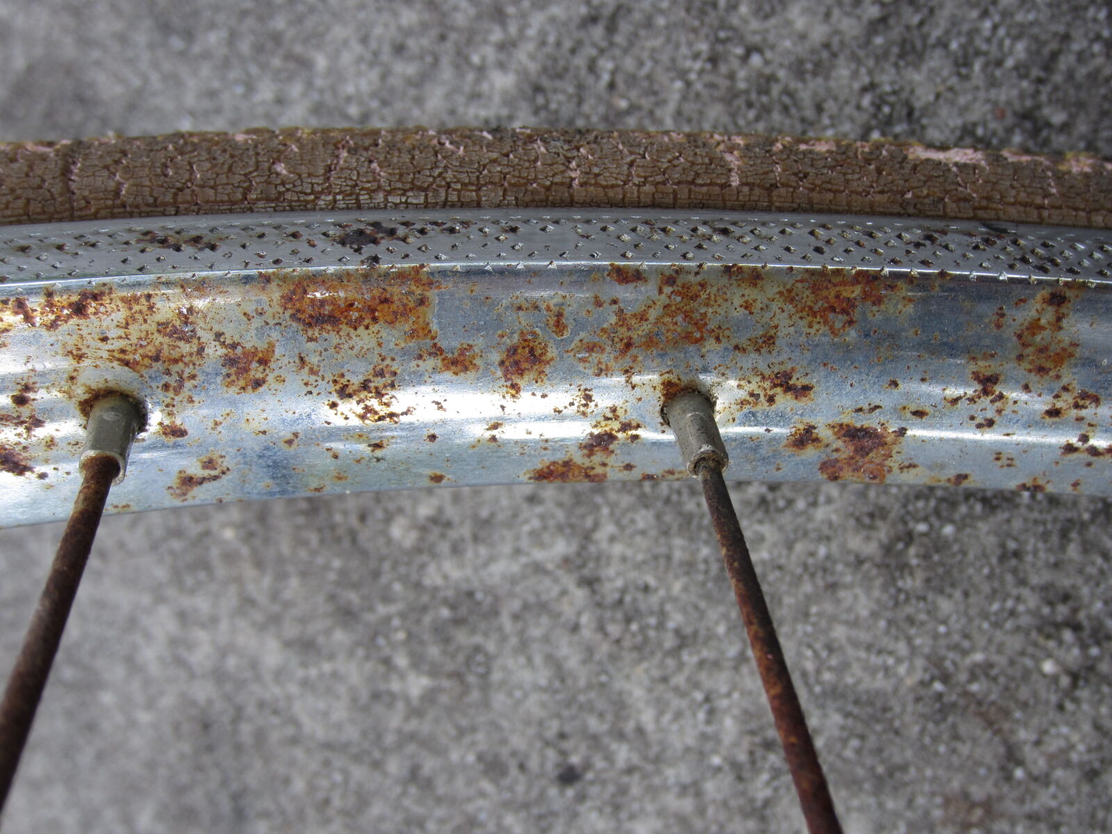 Canon PowerShot ELPH 300 HS (IXUS 220 HS / IXY 410F) sample photo. Bici, bicycle, ruggine, ruota photography