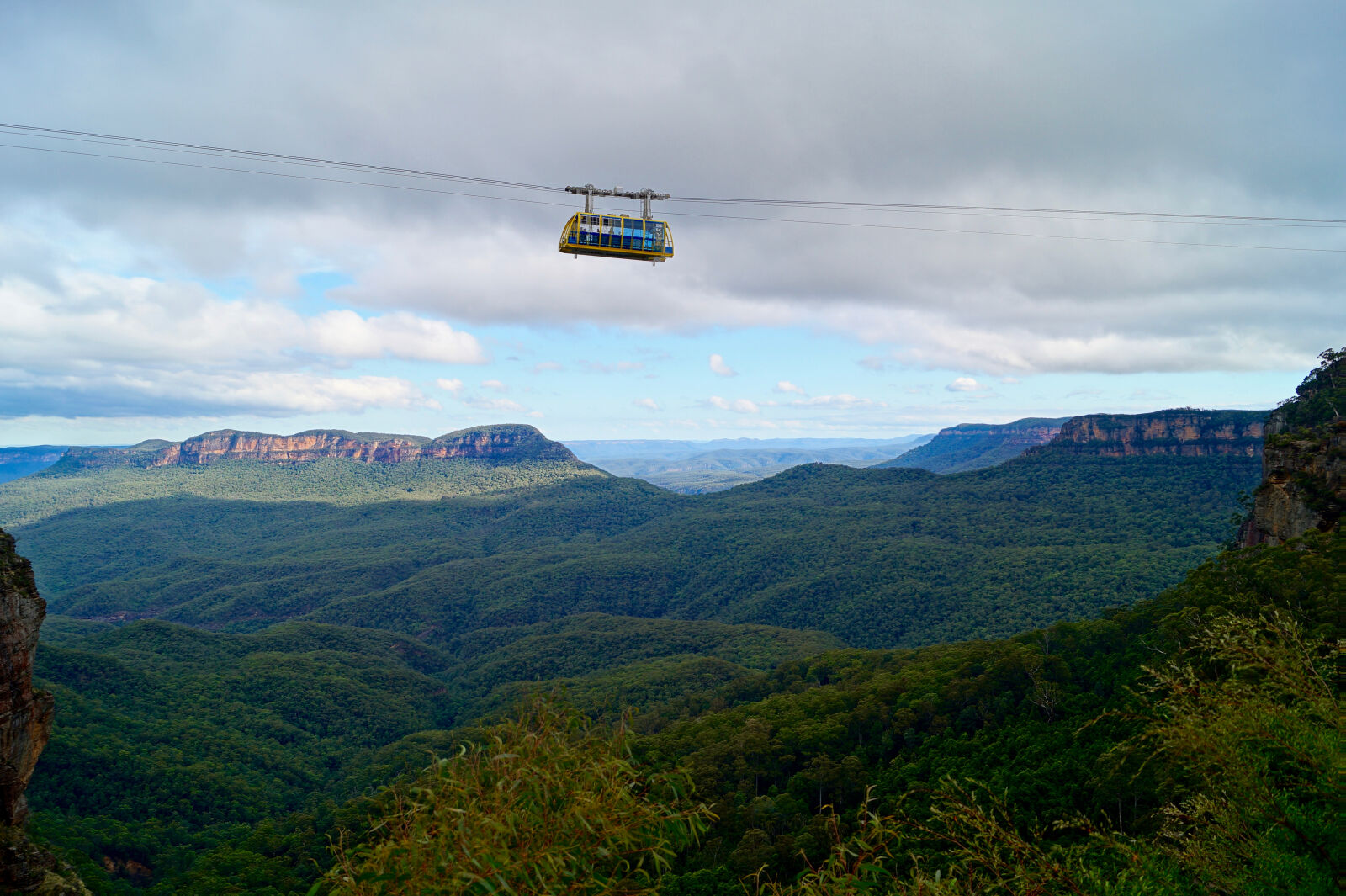 Sony DT 18-55mm F3.5-5.6 SAM II sample photo. White, zip, line, bus photography