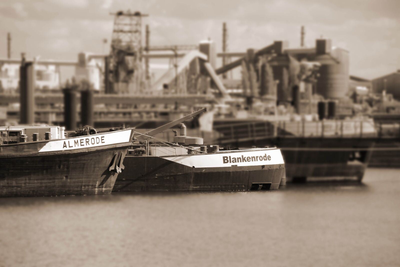 Canon EOS 600D (Rebel EOS T3i / EOS Kiss X5) sample photo. Hamburg, port, water photography