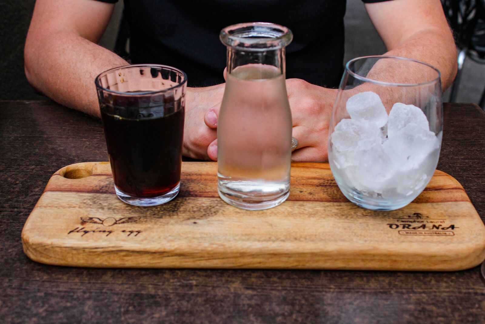 Canon EOS 650D (EOS Rebel T4i / EOS Kiss X6i) sample photo. Café, cafe table, fist photography