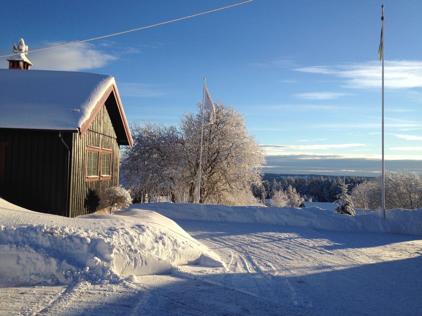 Apple iPhone 4S sample photo. Winter, chalet, frost photography
