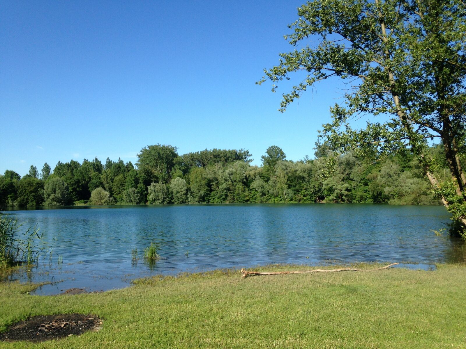 iPhone 5c back camera 4.12mm f/2.4 sample photo. Lake, france, trip photography
