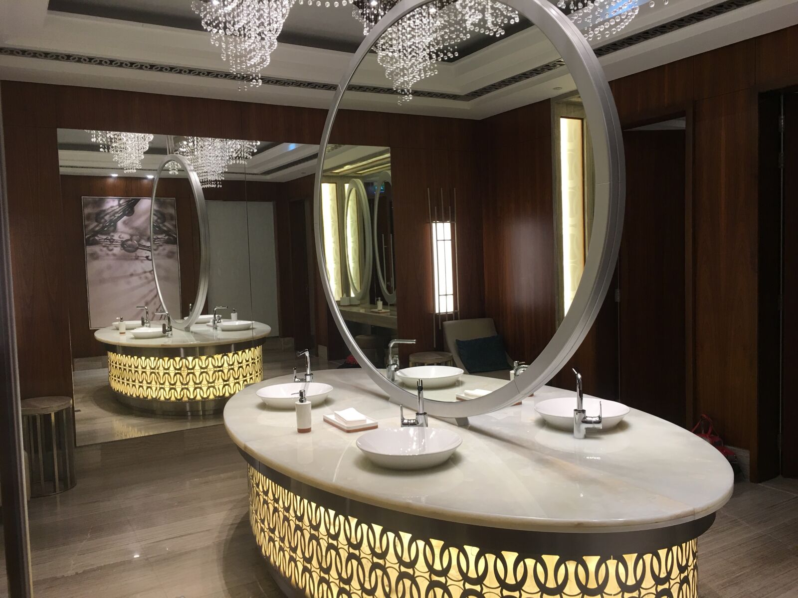 iPhone 6s Plus back camera 4.15mm f/2.2 sample photo. Toilet, mirror, sink photography