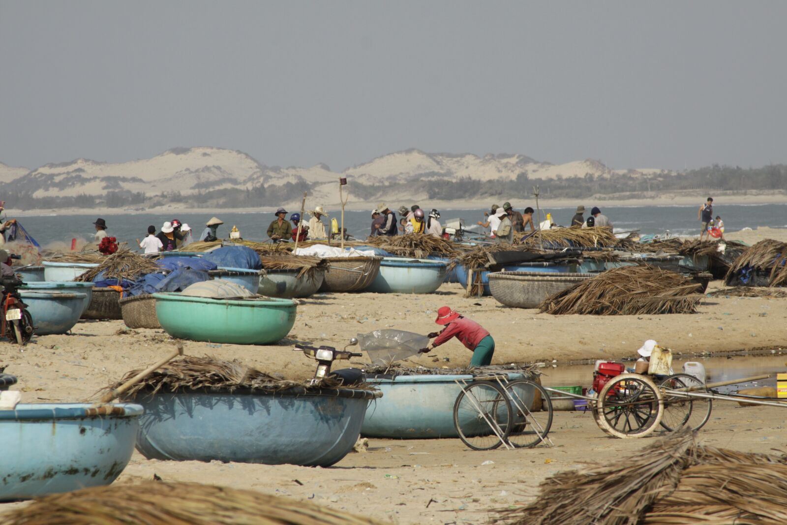 Canon EOS 50D sample photo. Fishermans, basket boat, collecting photography