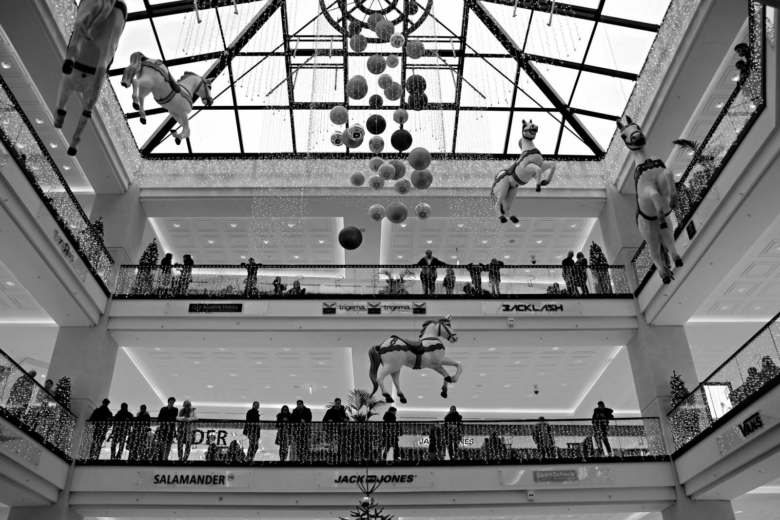 Canon EOS 60D sample photo. Mall, people, architecture photography