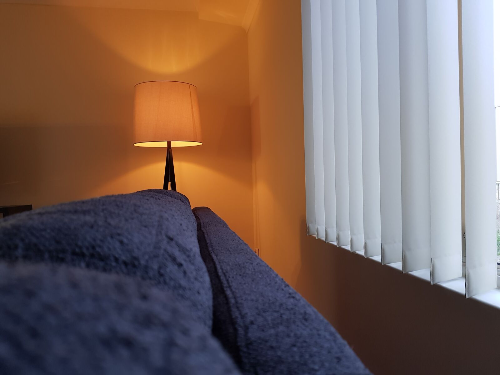 Samsung Galaxy S8+ sample photo. Couch, light, lamp photography