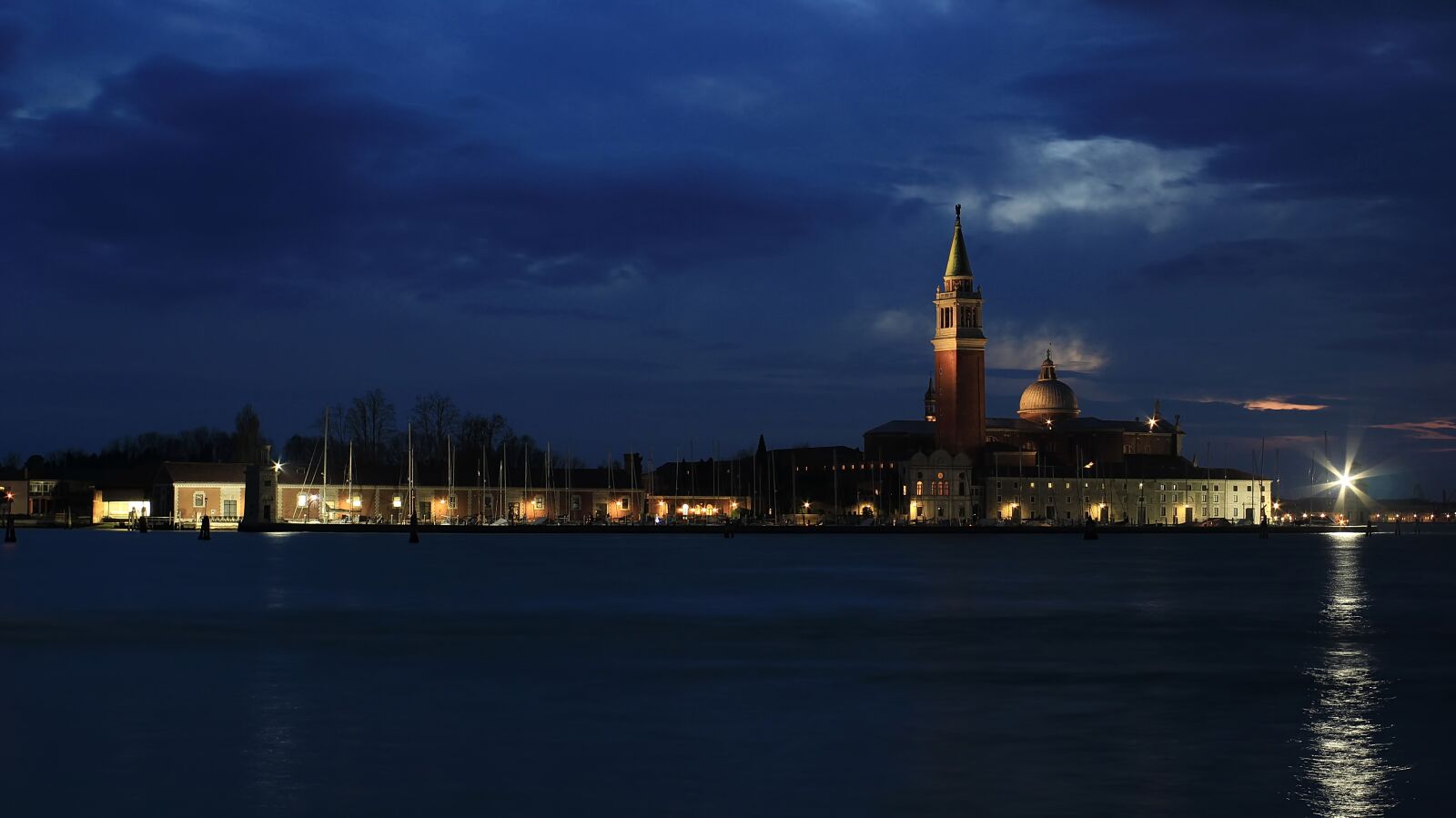Canon EOS 100D (EOS Rebel SL1 / EOS Kiss X7) sample photo. Venice, night, italy photography