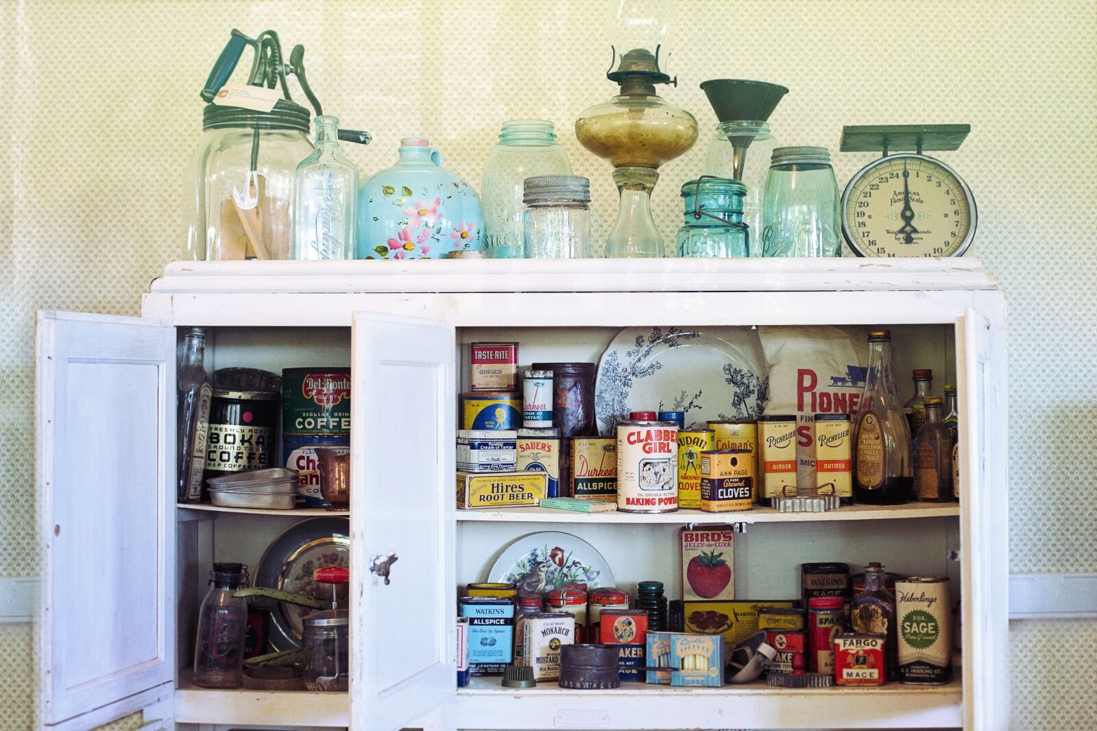Canon EF 50mm F1.4 USM sample photo. Retro, vintage, kitchen photography