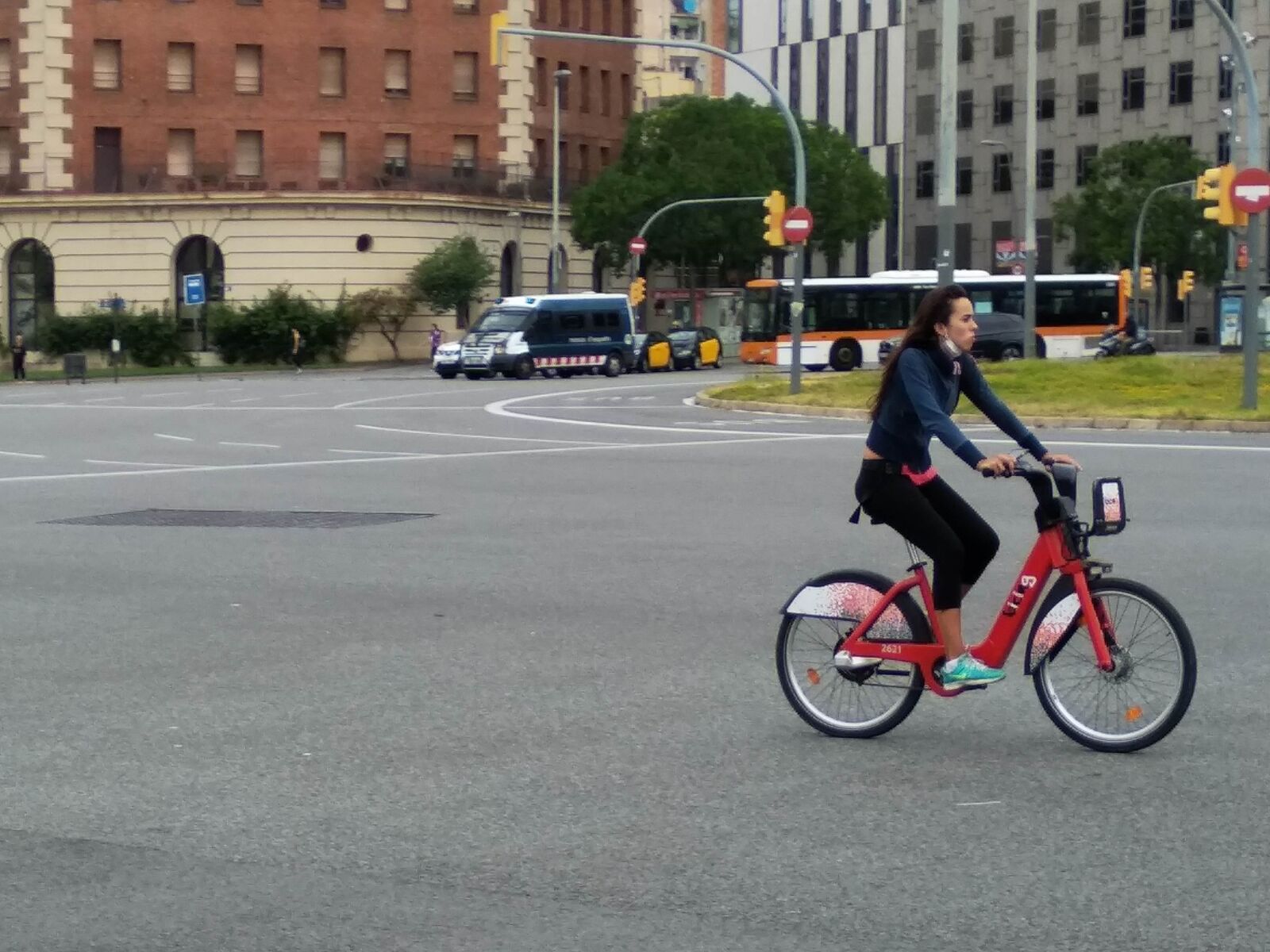 Xiaomi Mi A2 Lite sample photo. Barcelona, bicing, public bike photography