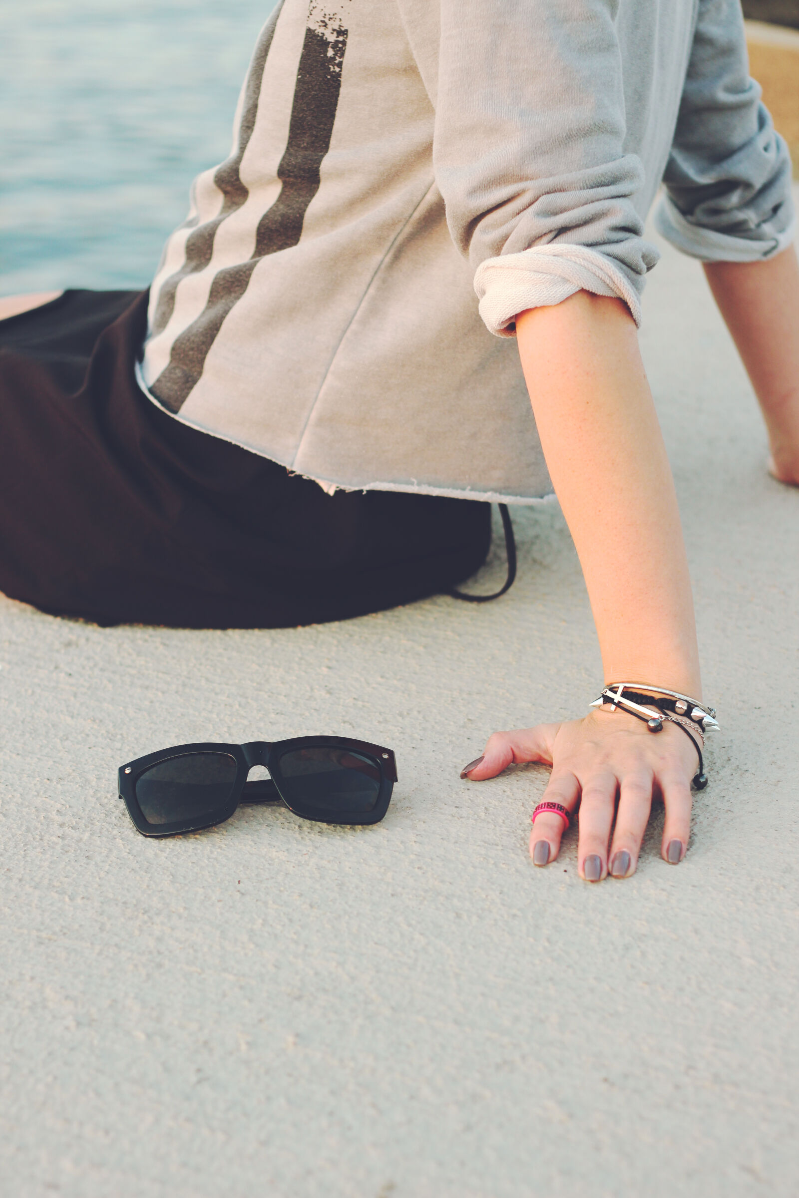 Canon EOS 600D (Rebel EOS T3i / EOS Kiss X5) + Canon EF 50mm F1.8 II sample photo. Girl, with, the, sunglasses photography