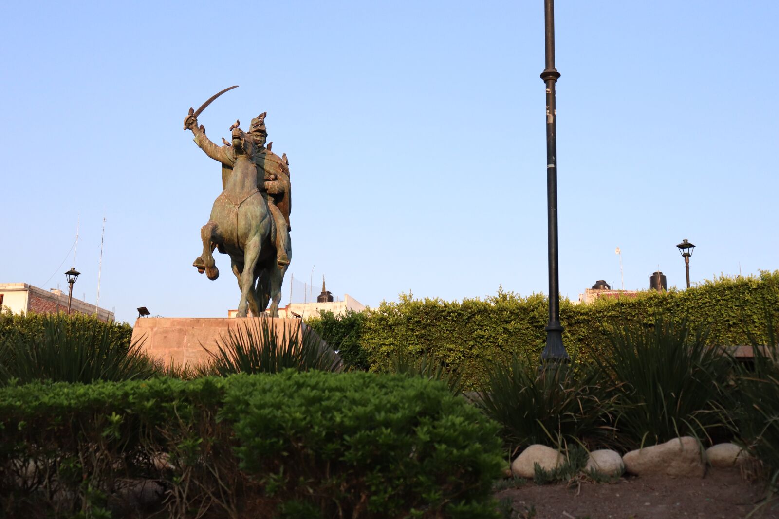 Canon EOS 200D (EOS Rebel SL2 / EOS Kiss X9) sample photo. Statue, hedges, plaza photography
