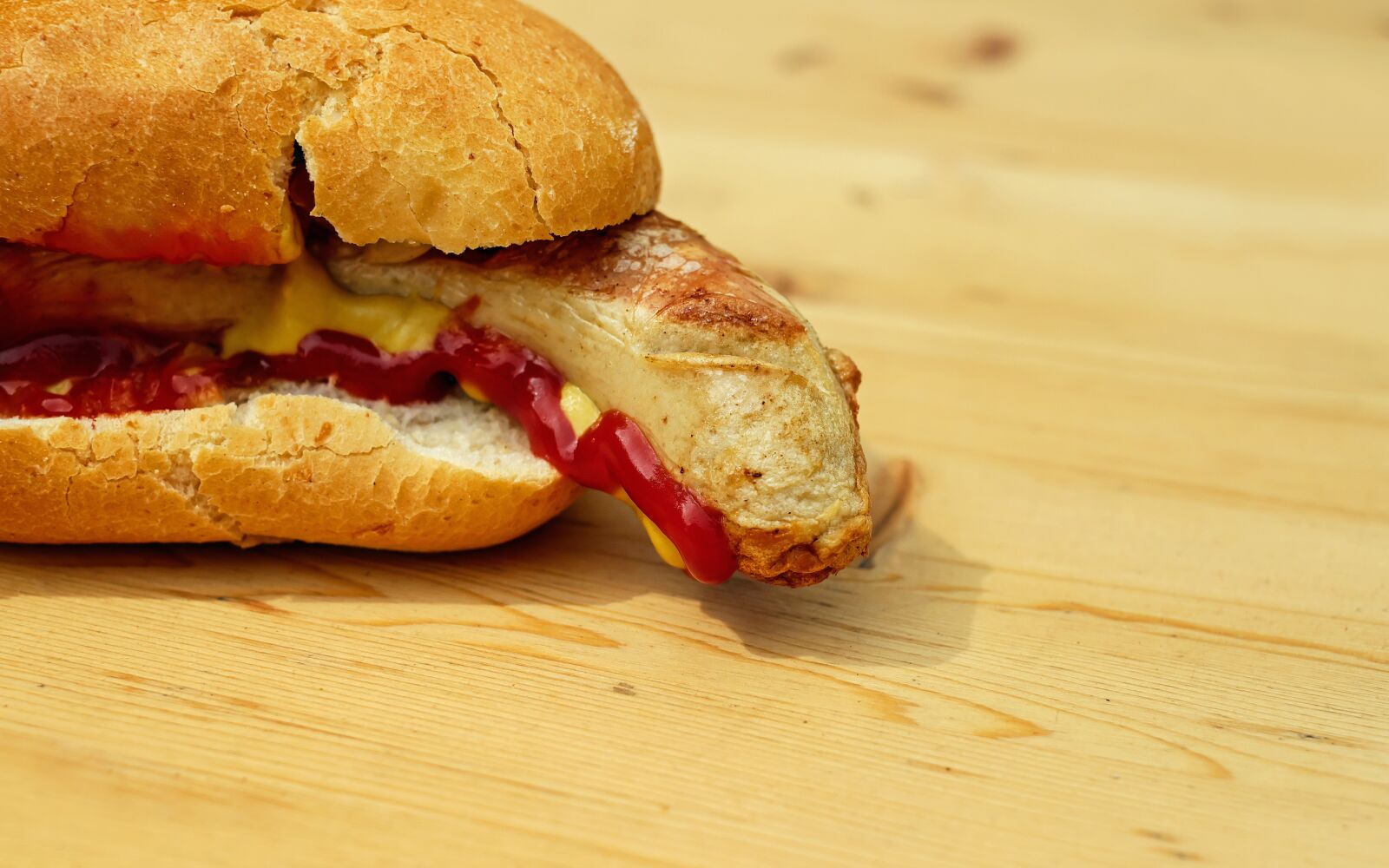 Fujifilm X-T10 + Fujifilm XF 35mm F1.4 R sample photo. Bratwurst, sausage, white photography