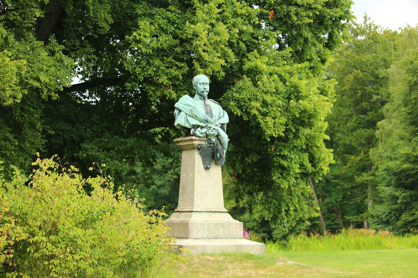 Canon EOS 100D (EOS Rebel SL1 / EOS Kiss X7) sample photo. Statue, sculpture, figure photography