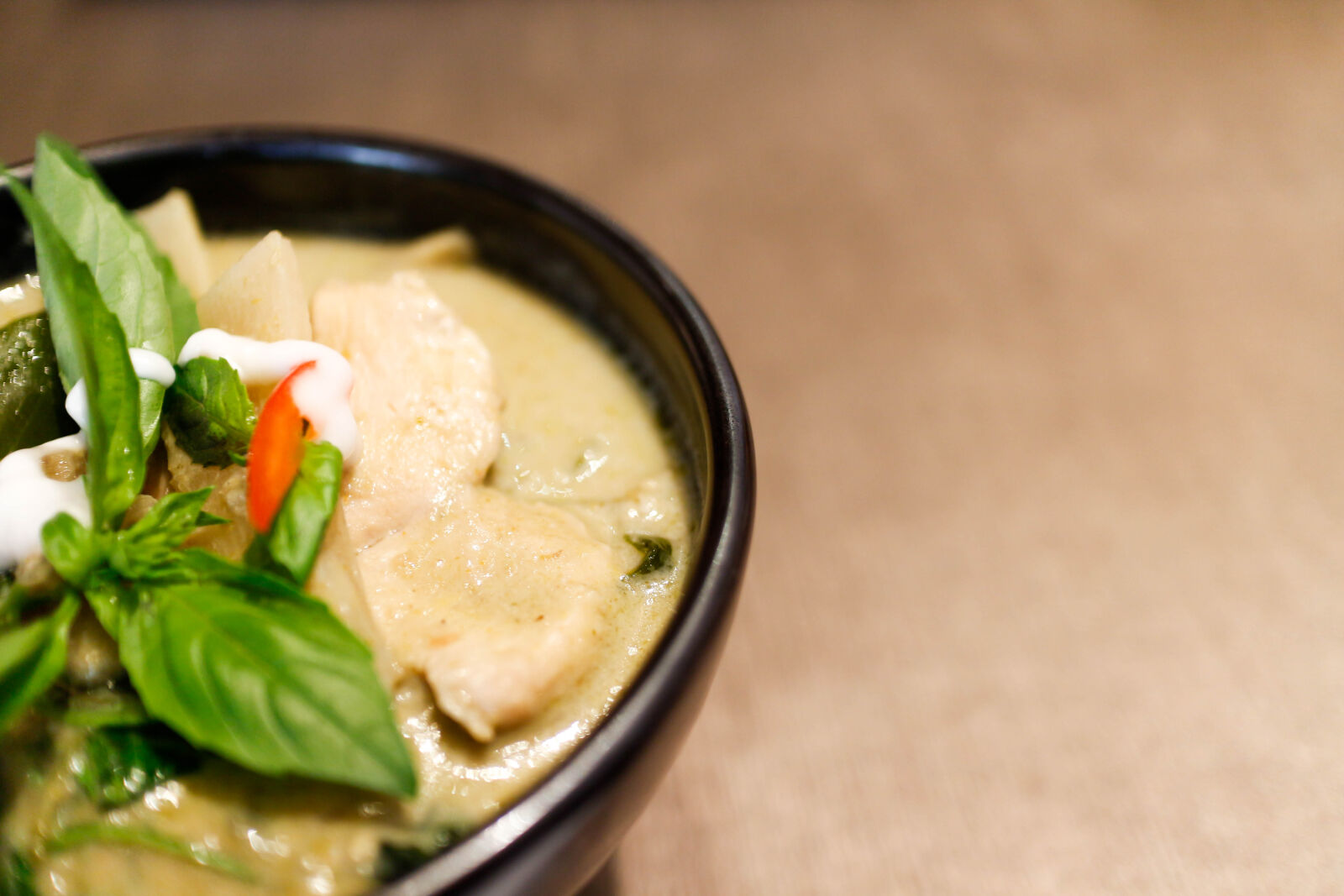 Canon EOS M + Canon EF-M 22mm F2 STM sample photo. Thai, curry, thai, food photography