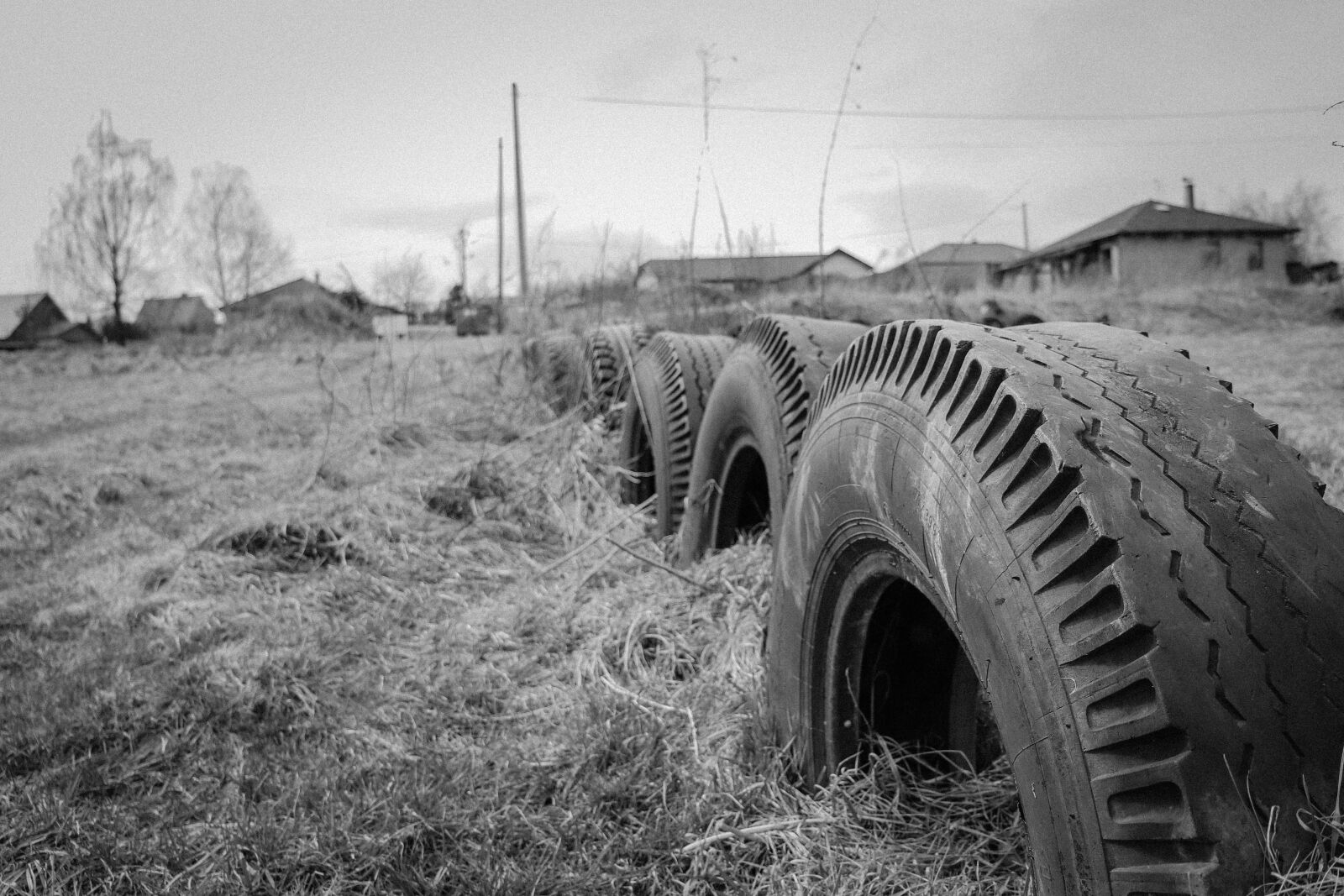 Canon EOS 200D (EOS Rebel SL2 / EOS Kiss X9) sample photo. Tire, village, round photography