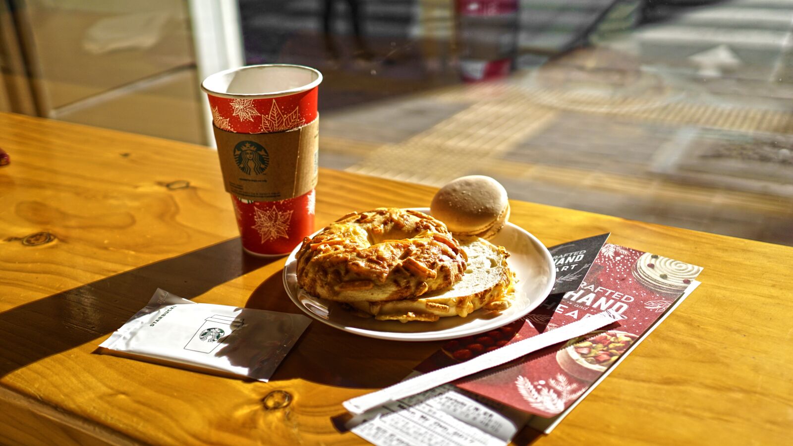 Sony a6000 + Sony Sonnar T* E 24mm F1.8 ZA sample photo. Coffee, bagel, break photography