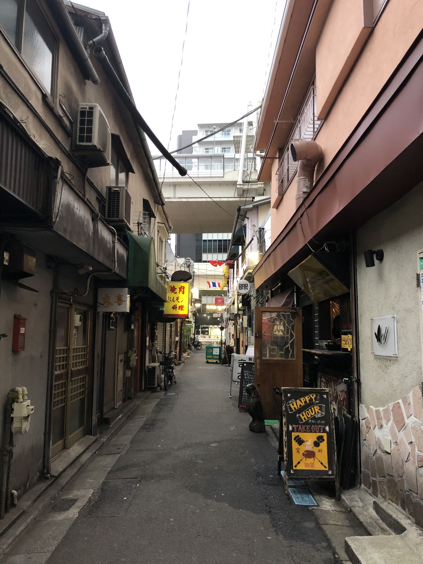 Apple iPhone X + iPhone X back dual camera 4mm f/1.8 sample photo. Japan, alley, skyline photography