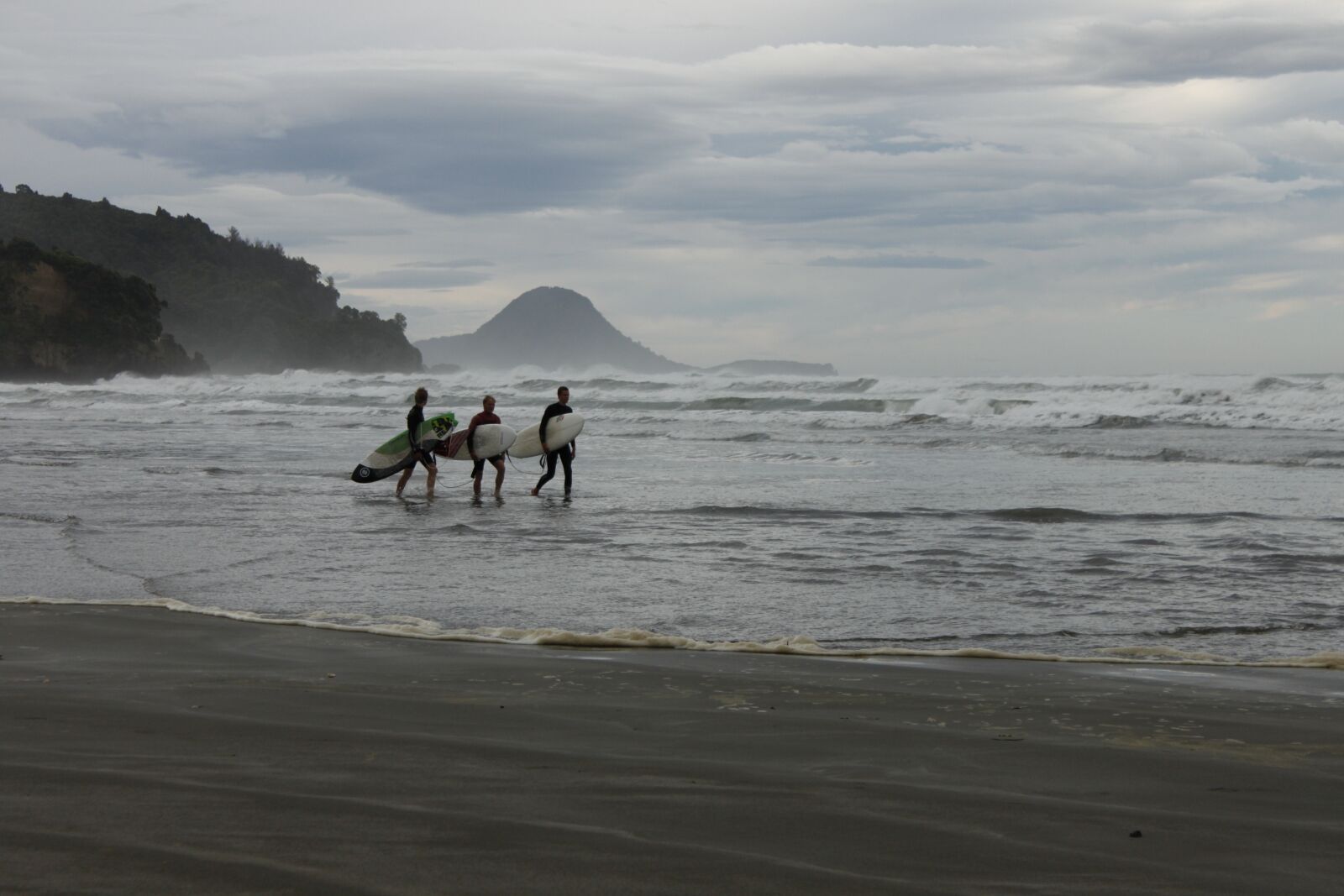 Canon EOS 500D (EOS Rebel T1i / EOS Kiss X3) sample photo. New zealand, surfers, sea photography