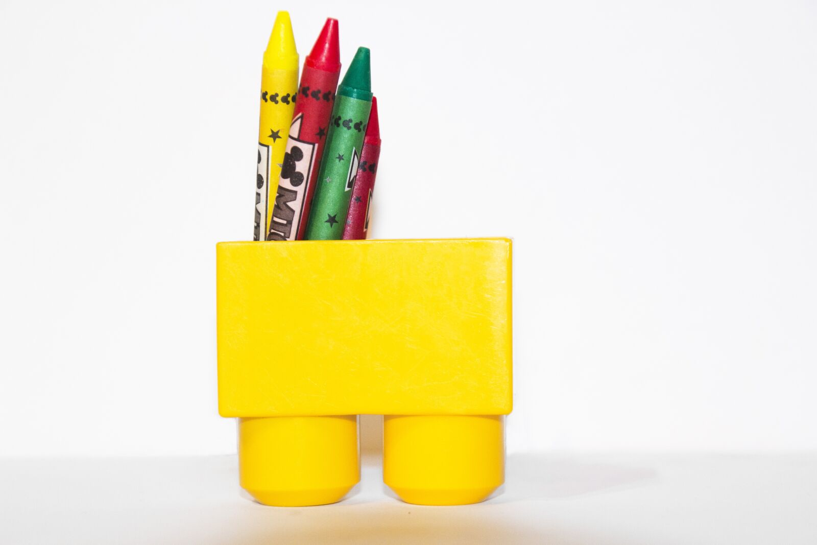 Canon EOS 700D (EOS Rebel T5i / EOS Kiss X7i) sample photo. Crayons, red, green photography