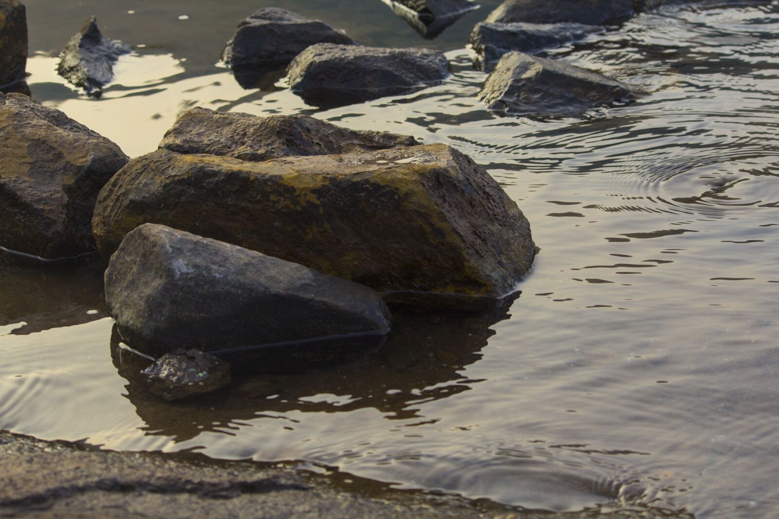 Canon EOS 1200D (EOS Rebel T5 / EOS Kiss X70 / EOS Hi) sample photo. Stones, water, dusk photography
