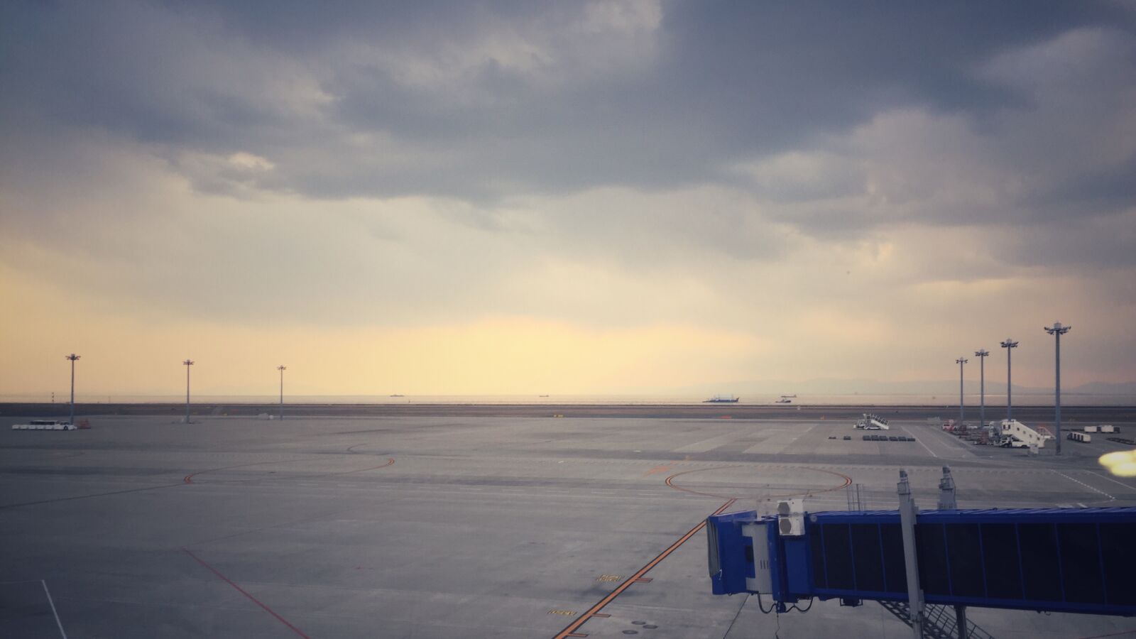 iPhone 6 back camera 4.15mm f/2.2 sample photo. Sunset, airport, japan photography
