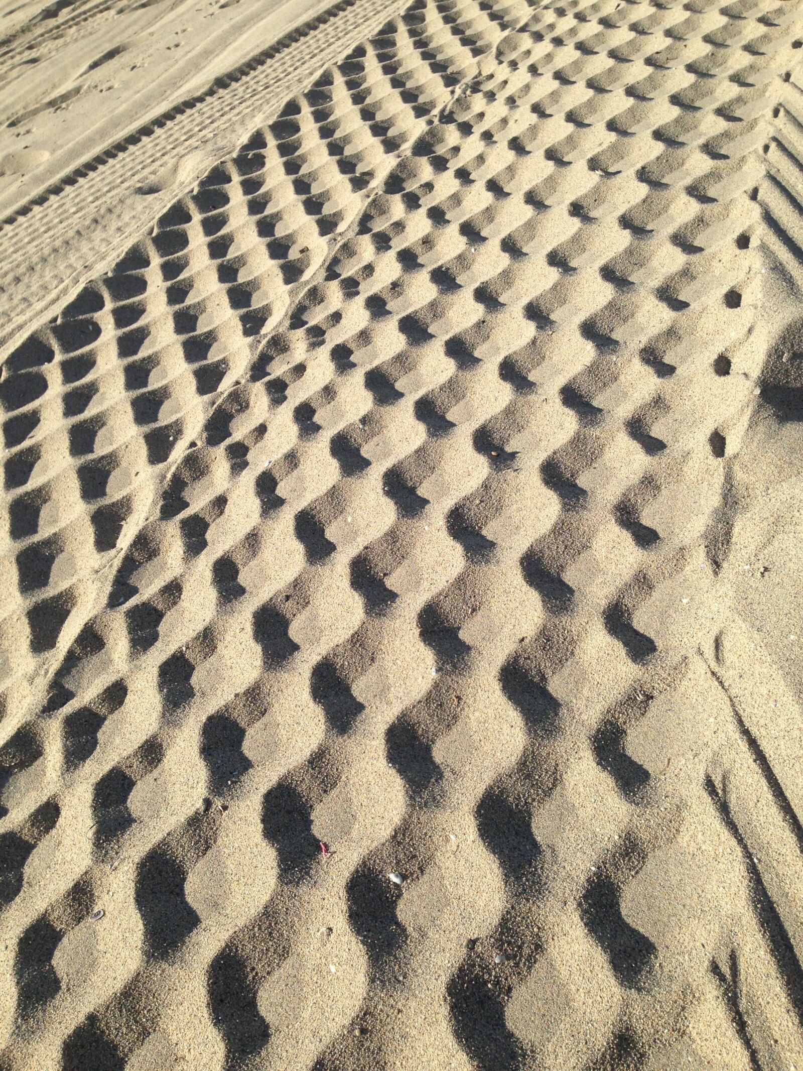 iPhone 5 back camera 4.12mm f/2.4 sample photo. Beach, sand, tire tracks photography