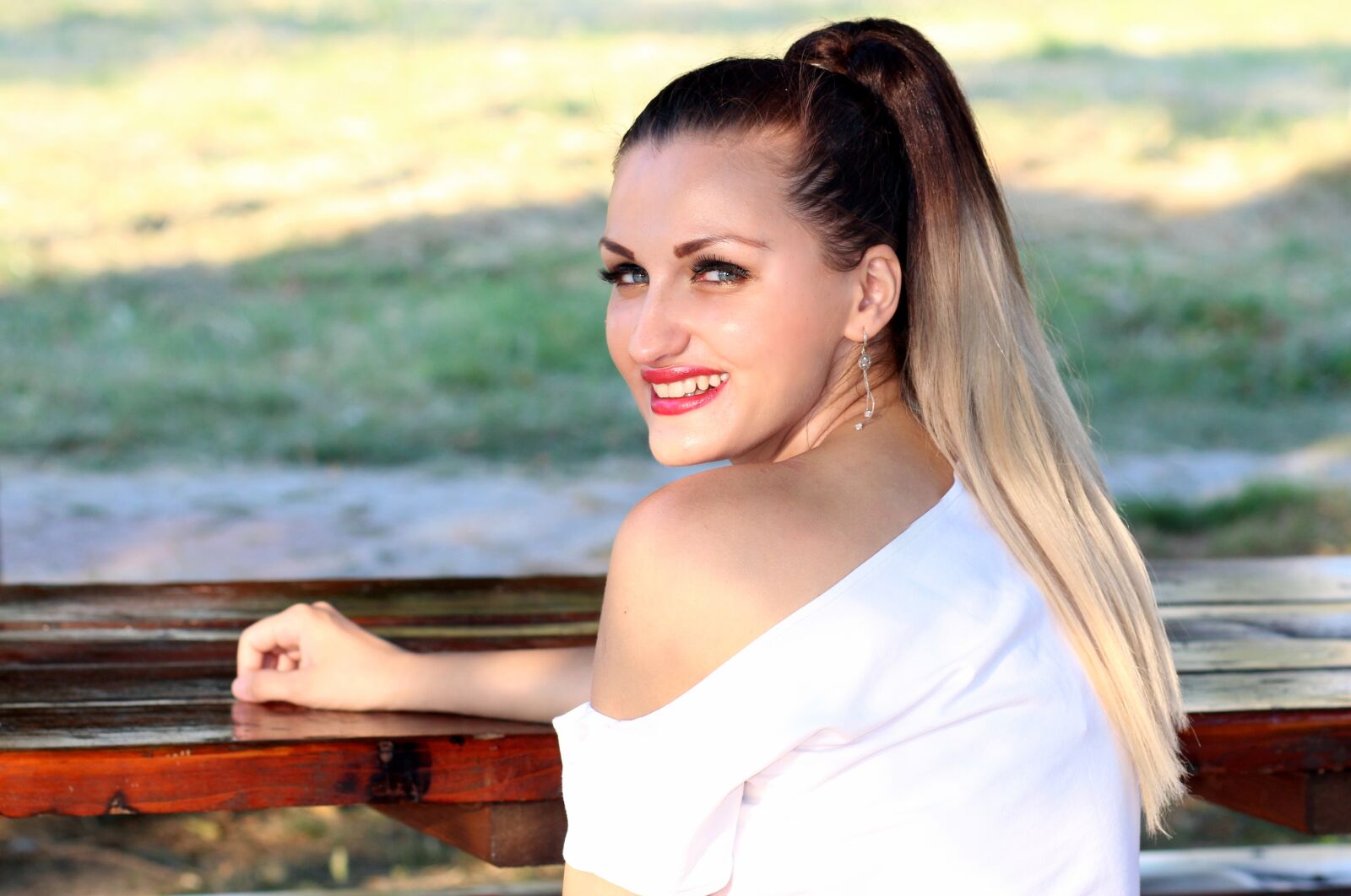 Canon EF 85mm F1.8 USM sample photo. Girl, blonde, blue eyes photography