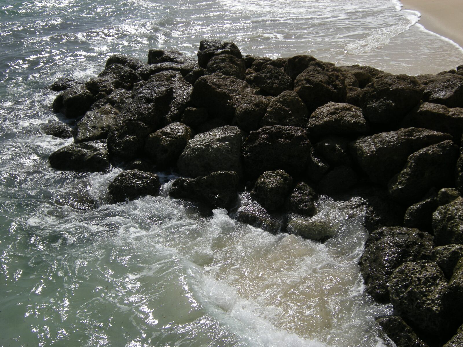 Nikon COOLPIX P50 sample photo. Ocean wave, rock, water photography