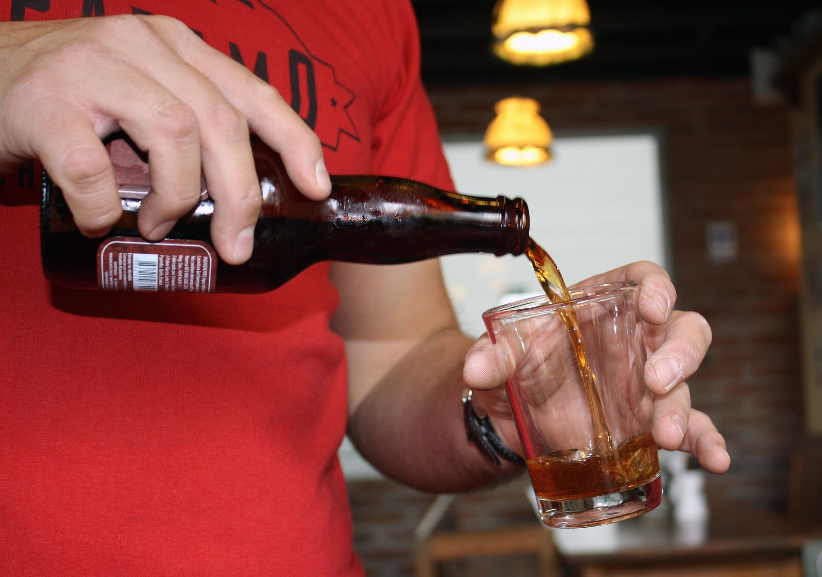 Canon EOS 1000D (EOS Digital Rebel XS / EOS Kiss F) sample photo. Brown beer, glass, hand photography
