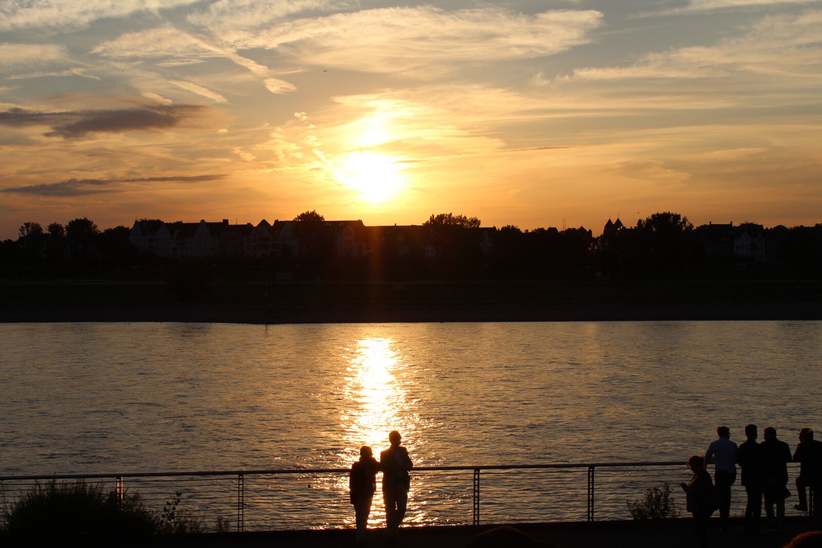 Canon EOS 1200D (EOS Rebel T5 / EOS Kiss X70 / EOS Hi) sample photo. Sunset, rhine, düsseldorf photography